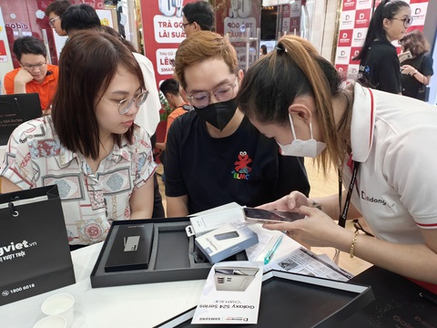 Bạn trẻ đi sắm điện thoại mới để chơi Tết 2024 - Ảnh: ĐỨC THIỆN Bạn trẻ đi sắm điện thoại mới để chơi Tết 2024 - Ảnh: ĐỨC THIỆN