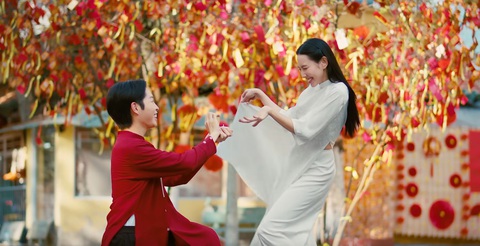 Đức Phúc 'Đi chùa cầu duyên', lập tức thoát ế 'nên duyên' với hoa hậu Thùy Tiên- Ảnh 4. Khoảnh khắc Thùy Tiên trở thành nữ diễn viên cameo khách mời trong MV làm không ít khán giả phải thích thú.