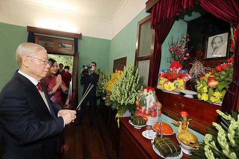 Tổng bí thư Nguyễn Phú Trọng dâng hương tưởng niệm Bác Hồ ở nhà 67- Ảnh 1. Tổng bí thư Nguyễn Phú Trọng dâng hương tưởng nhớ Chủ tịch Hồ Chí Minh tại nhà 67. Ảnh: TTXVN