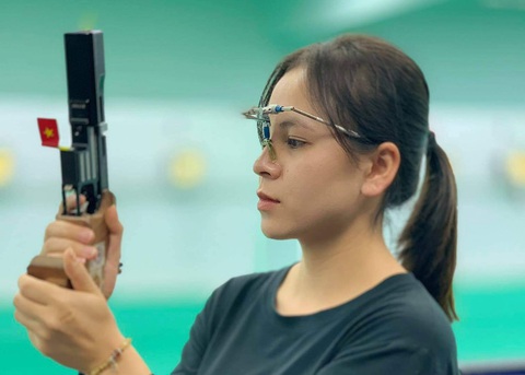 Đại diện bắn súng Việt Nam tại Olympic 2024 là xạ thủ Trịnh Thu Vinh sẽ thi đấu ở hai nội dung 10m súng ngắn hơi và 25m súng ngắn thể thao - Ảnh: NVCC Đại diện bắn súng Việt Nam tại Olympic 2024 là xạ thủ Trịnh Thu Vinh sẽ thi đấu ở hai nội dung 10m súng ngắn hơi và 25m súng ngắn thể thao - Ảnh: NVCC