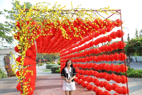 Vườn hoa xuân làm ở ‘phút 90’ của Cần Thơ có gì?- Ảnh 2. Bạn trẻ chụp ảnh lưu niệm ở vườn hoa xuân - Ảnh: CHÍ QUỐC