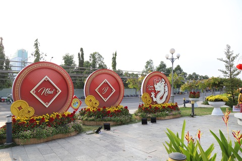 Vườn hoa xuân làm ở ‘phút 90’ của Cần Thơ có gì?- Ảnh 8. Một khu vực tiểu cảnh tại vườn hoa vốn được thực hiện trên nền công viên hiện có - Ảnh: CHÍ QUỐC