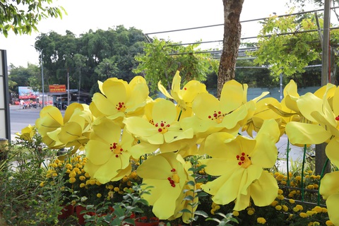 Vườn hoa xuân làm ở ‘phút 90’ của Cần Thơ có gì?- Ảnh 5. Chủng loại các loài hoa tại vườn hoa này không đa dạng, trong đó có những cánh hoa mai khổng lồ với chất liệu giả - Ảnh: CHÍ QUỐC