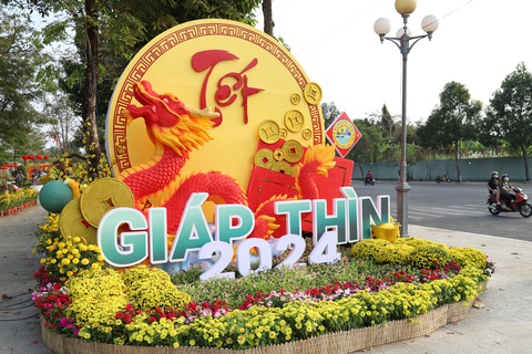 Vườn hoa xuân làm ở ‘phút 90’ của Cần Thơ có gì?- Ảnh 3. Cổng còn lại của vườn hoa với linh vật rồng nhỏ hơn - Ảnh: CHÍ QUỐC