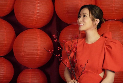Xa Thi Mạn Xa Thi Mạn trong trang phục đỏ rực đón Tết