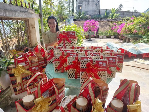 Gạo hữu cơ, gạo sạch của hai lúa miền Tây đắt hàng dịp Tết- Ảnh 1. Sản phẩm gạo hữu cơ của người dân Kiên Giang gói giỏ quà bán chạy dịp Tết Nguyên đán Giáp Thìn năm 2024 - Ảnh: KIM LOAN
