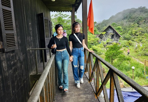 Thí điểm đưa du khách lên đỉnh Hòn Bà- Ảnh 4. Du khách tham quan nhà làm việc của bác sĩ A. Yersin - Ảnh: MINH CHIẾN