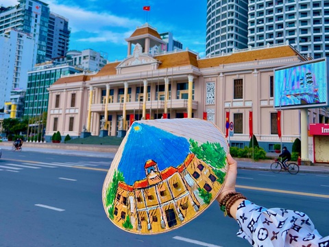 Mang niềm vui ngày Tết qua những nét vẽ- Ảnh 4. Chiếc nón vẽ Trung tâm hội nghị và nhà khách tỉnh Khánh Hòa - Ảnh: THANH CHƯƠNG