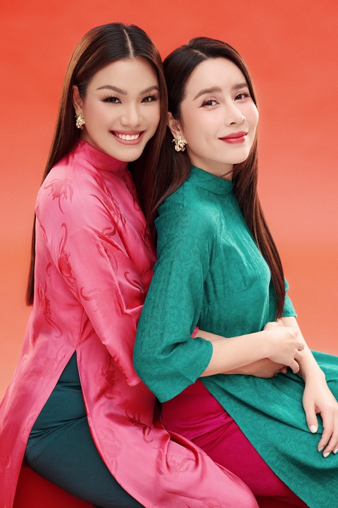 Bộ ảnh áo dài của Lưu Hương Giang và Phương Vy có gì khiến mạng xã hội xôn xao?- Ảnh 2. Mặt khác, đây cũng là bộ ảnh đánh dấu tình bạn của cả hai sau những ngày tháng