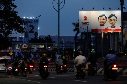 Ứng viên tổng thống Indonesia tìm mọi cách 'lấy lòng' cử tri trẻ- Ảnh 2. Tấm biển quảng cáo của ứng cử viên Prabowo Subianto và ông Gibran Rakabuming Raka, con trai cả của Tổng thống Indonesia đương nhiệm Joko Widodo, dưới dạng hoạt hình - Ảnh: REUTERS