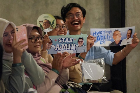 Ứng viên tổng thống Indonesia tìm mọi cách 'lấy lòng' cử tri trẻ- Ảnh 5. Những "người hâm mộ" cuồng nhiệt của ông Baswedan - Ảnh: REUTERS