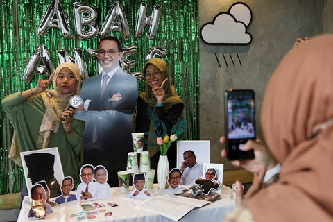 Ứng viên tổng thống Indonesia tìm mọi cách 'lấy lòng' cử tri trẻ- Ảnh 1. Một buổi "họp fan" của ứng cử viên Anies Baswedan được các cử tri trẻ tổ chức hoành tráng không khác gì các sự kiện của những thần tượng K-pop - Ảnh: REUTERS