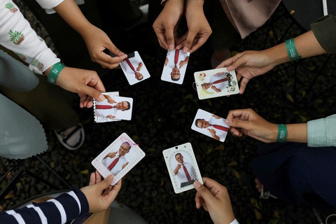 Ứng viên tổng thống Indonesia tìm mọi cách 'lấy lòng' cử tri trẻ- Ảnh 3. Những chiếc "thẻ bo góc" ủng hộ ông Baswedan - Ảnh: REUTERS