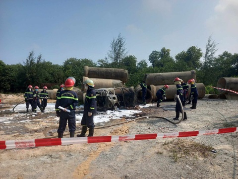 Điều tra vụ thi thể trên ô tô bốc cháy trong khu đất trống- Ảnh 1. Hiện trường vụ ô tô cháy trụi cùng thi thể bên trong tại khu đất trống cạnh đường Võ Chí Công chiều 8-2 - Ảnh: C.Đ.
