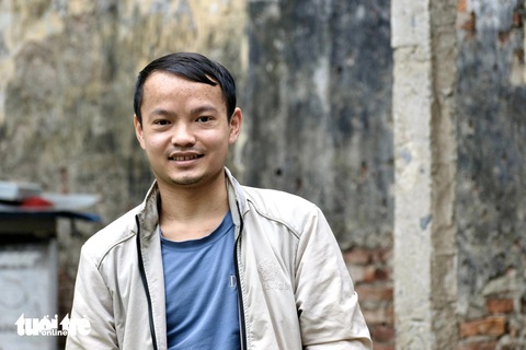 Tết về trong căn nhà của chàng trai nghèo mồ côi- Ảnh 1. Vừa bước vào tuổi 27, Nguyễn Công Quang chết lặng khi nhận kết quả chẩn đoán trên tay: U lympho (ung thư hạch). Trong ảnh, anh trở về nhà sau đợt truyền hóa chất đầu tiên - Ảnh: NGUYÊN BẢO