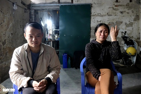 Tết về trong căn nhà của chàng trai nghèo mồ côi- Ảnh 2. Bà Lành (bên phải) - hàng xóm của Quang, không giấu nổi sự xót xa khi nhắc về hoàn cảnh khó khăn của chàng trai mồ côi - Ảnh: NGUYÊN BẢO