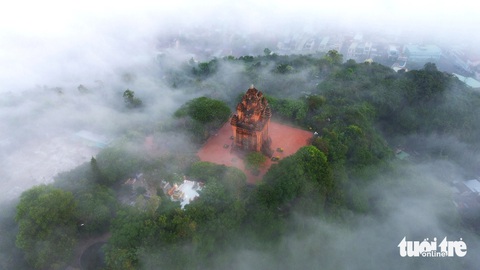 Sương mờ uốn lượn, bao phủ Tháp Nhạn (TP Tuy Hòa, tỉnh Phú Yên) - Ảnh: NGUYỄN HOÀNG Sương mờ uốn lượn, bao phủ Tháp Nhạn (TP Tuy Hòa, tỉnh Phú Yên) - Ảnh: NGUYỄN HOÀNG
