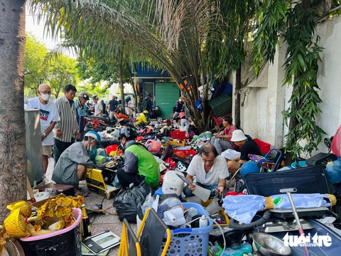 Nhộn nhịp săn đồ lạc xoong cận Tết, từ cái nồi cho đến đôi giày- Ảnh 1. Một khu bán đồ lạc xoong nhộn nhịp ở bờ kè kênh Nhiêu Lộc (TP.HCM) cận Tết - Ảnh: YẾN TRINH