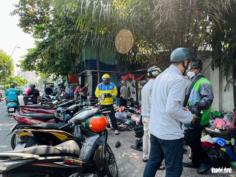 Nhộn nhịp săn đồ lạc xoong cận Tết, từ cái nồi cho đến đôi giày- Ảnh 2. Đông người ghé vào tìm mua những món mình cần, đặc biệt trong dịp Tết - Ảnh: YẾN TRINH