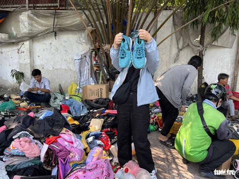Nhộn nhịp săn đồ lạc xoong cận Tết, từ cái nồi cho đến đôi giày- Ảnh 7. Đôi giày cũ như thế này có giá khoảng 50.000 đồng ở khu lạc xoong - Ảnh: YẾN TRINH