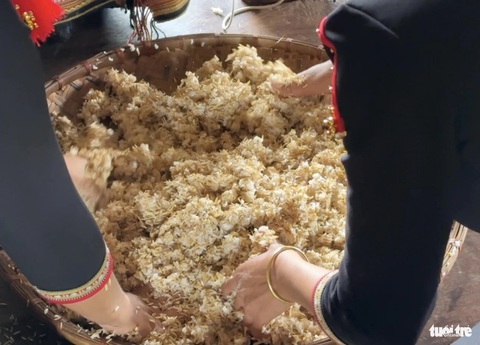 Công đoạn khá quan trọng là trộn men với cơm trước khi đem ủ - Ảnh: MINH PHƯƠNG Công đoạn khá quan trọng là trộn men với cơm trước khi đem ủ - Ảnh: MINH PHƯƠNG