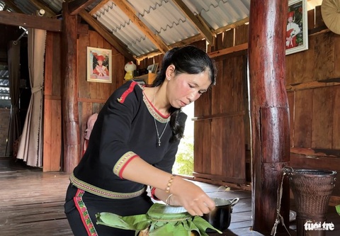 Cơm lên men được đưa vào ché, bịt kín nhiều lần để giữ hương men đậm đà - Ảnh: MINH PHƯƠNG Cơm lên men được đưa vào ché, bịt kín nhiều lần để giữ hương men đậm đà - Ảnh: MINH PHƯƠNG