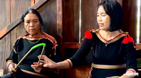 Theo những người già, nghệ nhân ủ rượu, hiện nay cần uống rượu do sợ bị gãy nên thường chắp khúc nhựa ở giữa - Ảnh: MINH PHƯƠNG Theo những người già, nghệ nhân ủ rượu, hiện nay cần uống rượu do sợ bị gãy nên thường chắp khúc nhựa ở giữa - Ảnh: MINH PHƯƠNG