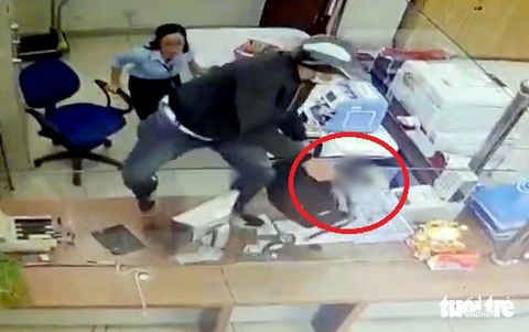 Hành trình xuyên đêm bắt người đàn ông dùng súng cướp Ngân hàng VietinBank- Ảnh 2. Tên cướp dùng súng uy hiếp nhân viên Ngân hàng VietinBank - Ảnh: T.A.