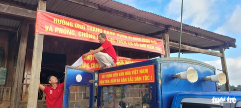 Các thành viên đội chiếu bóng lưu động chuẩn bị cho buổi chiếu phim vào buổi tối - Ảnh: BỒNG SON Các thành viên đội chiếu bóng lưu động chuẩn bị cho buổi chiếu phim vào buổi tối - Ảnh: BỒNG SON