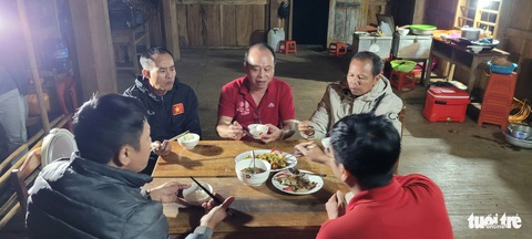 Bữa cơm chiều đạm bạc của các thành viên đội chiếu bóng lưu động - Ảnh: BỒNG SƠN Bữa cơm chiều đạm bạc của các thành viên đội chiếu bóng lưu động - Ảnh: BỒNG SƠN
