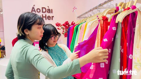 Hối hả chi chục triệu làm tóc, sắm áo dài trước giờ tiệm nghỉ Tết- Ảnh 2. Áo dài, áo bà ba và áo cổ yếm được nhiều bạn nữ yêu thích trong dịp Tết năm nay - Ảnh: BÔNG MAI