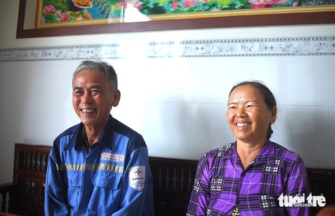 Vợ chồng ông Huỳnh Văn Sơn (64 tuổi, ở khu tái định cư thôn An Thái, xã Nhơn Phúc, TX An Nhơn, tỉnh Bình Định) vui mừng đón Tết trong ngôi nhà mới khang trang - Ảnh: LÂM THIÊN Vợ chồng ông Huỳnh Văn Sơn (64 tuổi, ở khu tái định cư thôn An Thái, xã Nhơn Phúc, TX An Nhơn, tỉnh Bình Định) vui mừng đón Tết trong ngôi nhà mới khang trang - Ảnh: LÂM THIÊN