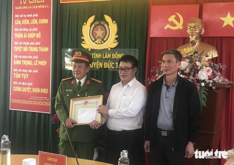 Khen thưởng lực lượng bắt tên cướp Ngân hàng Vietinbank Lâm Đồng- Ảnh 1. Ông Nguyễn Ngọc Phúc, phó chủ tịch UBND tỉnh Lâm Đồng, đã trao quyết định khen thưởng đột xuất cho lực lượng công an tham gia truy bắt kẻ cướp ngân hàng chiều 7-2 - Ảnh: T.A.