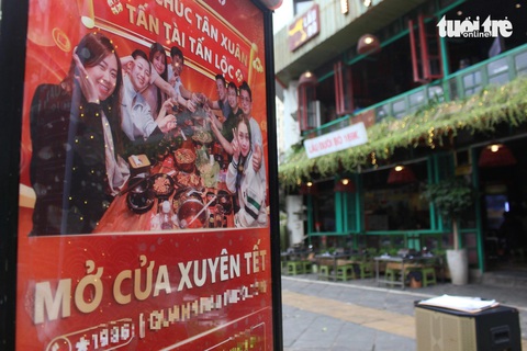 Nhiều quán ăn treo biển mở cửa xuyên Tết Nguyên đán - Ảnh: DƯƠNG LIỄU Nhiều quán ăn treo biển mở cửa xuyên Tết Nguyên đán - Ảnh: DƯƠNG LIỄU