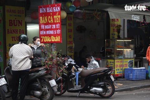 Một quán bún hải sản tại phố cổ Hà Nội công khai giá bán ngày Tết - Ảnh: DƯƠNG LIỄU Một quán bún hải sản tại phố cổ Hà Nội công khai giá bán ngày Tết - Ảnh: DƯƠNG LIỄU