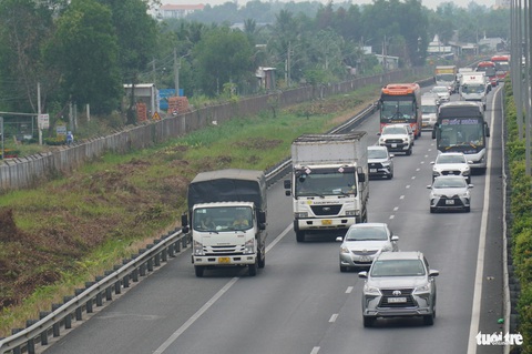 Xe dừng trả khách ngay trên cao tốc về miền Tây- Ảnh 2. Lượng xe trên cao tốc TP.HCM - Trung Lương trong ngày 8-2 đông nghẹt ở cả hai hướng