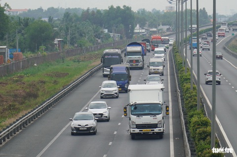 Xe dừng trả khách ngay trên cao tốc về miền Tây- Ảnh 4. Một chiếc xe khác chạy vào làn dừng khẩn cấp