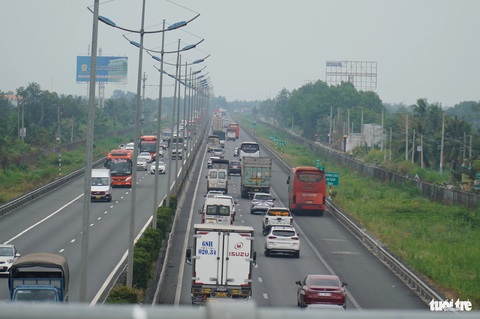 Xe dừng trả khách ngay trên cao tốc về miền Tây- Ảnh 6. Thêm một chiếc xe khách dừng trên đường cao tốc để giao hàng cho khách