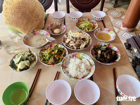 Mâm cúng thường có cơm trắng, thịt kho trứng, cháo vịt, cải chua, thịt xào đậu, thịt vịt khèo... và trái cây, nước - Ảnh: HOÀI PHƯƠNG Mâm cúng thường có cơm trắng, thịt kho trứng, cháo vịt, cải chua, thịt xào đậu, thịt vịt khìa nước dừa... và trái cây, rượu, nước - Ảnh: HOÀI PHƯƠNG