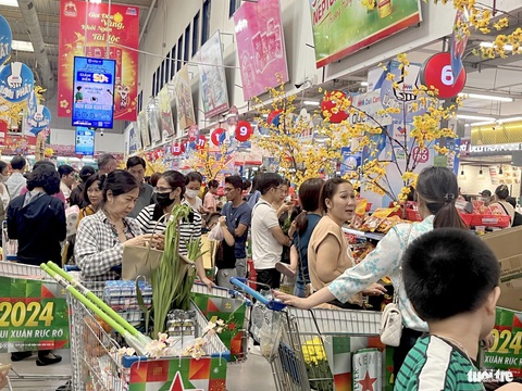 Chợ tăng giá, khách đến siêu thị mua sắm ngày 29 Tết đông nghẹt- Ảnh 3. Khách xếp hàng chờ đợi trong một siêu thị tại TP Thủ Đức. Nhiều khách hàng cho biết đã chuyển sang đi mua sắm ở siêu thị khi nhận thấy giá ở chợ lẻ tăng cao sáng 29 Tết - Ảnh: N.BÌNH