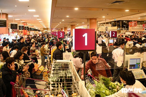 Người Hà Nội ùn ùn mua sắm chiều 29 Tết, hóa đơn dài cả mét- Ảnh 1. Người dân xếp hàng chờ thanh toán tại một siêu thị chiều 29 Tết - Ảnh: HỒNG QUANG