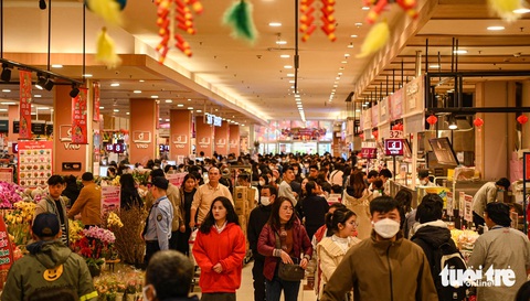 Người Hà Nội ùn ùn mua sắm chiều 29 Tết, hóa đơn dài cả mét- Ảnh 2. Từ sáng 8-2, lượng người đổ về các siêu thị ở Hà Nội tăng vọt do hôm nay là ngày đầu của kỳ nghỉ Tết Giáp Thìn 2024 - Ảnh: HỒNG QUANG