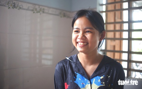 Nụ cười hiền hậu, dễ thương của Phan Thị Ca - bé gái hiếu thảo Nụ cười hồn hậu, dễ thương của Phan Thị Ca - bé gái hiếu thảo khiến dư luận quan tâm cách đây chưa lâu - trong những ngày giáp Tết - Ảnh: LÂM THIÊN