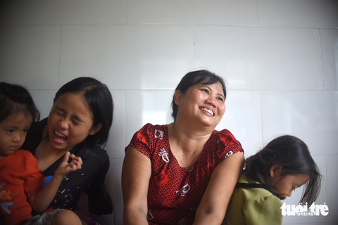 Bé Ca vui vẻ nói cười bên mẹ và các em - Ảnh: LÂM THIÊN Bé Ca vui vẻ chơi đùa bên mẹ và các em trong những ngày giáp Tết - Ảnh: LÂM THIÊN