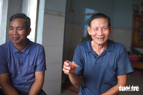 Hàng xóm láng giềng vui vẻ, chúc mừng gia đình bé Ca được đón Tết trọn vẹn - Ảnh: LÂM THIÊN Hàng xóm láng giềng vui vẻ, chúc mừng gia đình bé Ca được đón Tết trọn vẹn - Ảnh: LÂM THIÊN