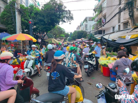 Hoa kiểng 'đua' giảm giá 29 Tết- Ảnh 1. Nhiều tiểu thương "xổ hàng" sớm để về quê ăn Tết, khách mua sôi động, nhộn nhịp chiều 29 Tết
