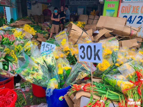Hoa kiểng 'đua' giảm giá 29 Tết- Ảnh 5. Cúc "xổ hàng" chỉ còn 15.000 đồng/bó