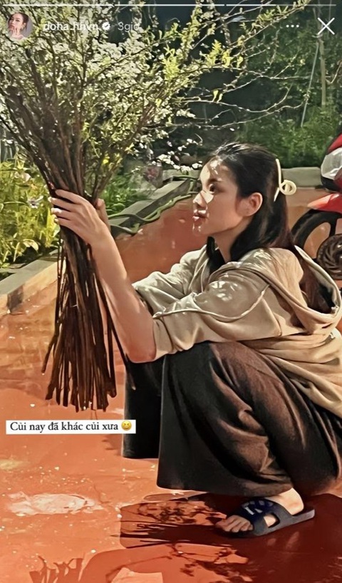 Đỗ Thị Hà khoe hóa đơn sắm Tết 'dài cả mét' khiến netizen hoa mắt- Ảnh 4. Đỗ Thị Hà hài hước gọi những cành hoa tuyết mai là
