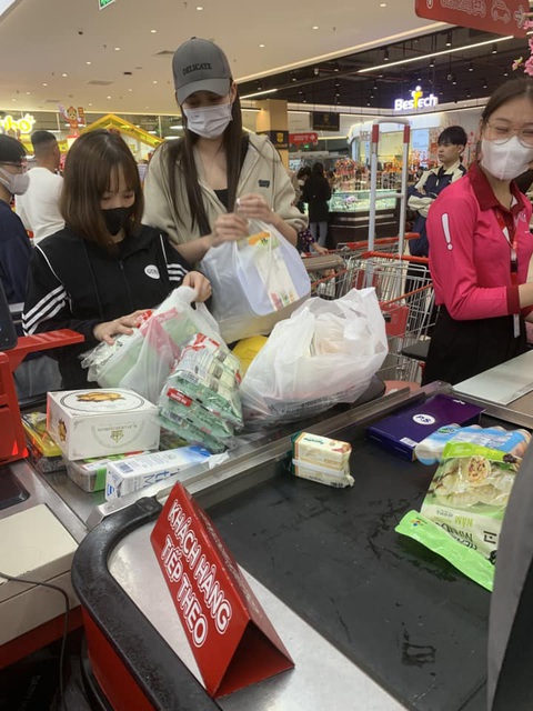 Đỗ Thị Hà khoe hóa đơn sắm Tết 'dài cả mét' khiến netizen hoa mắt- Ảnh 2. Hoa hậu Đỗ Thị Hà tự tay đi siêu thị lựa chọn từng món đồ cho ngày Tết của giai đình. Fan tấm tắc khen ngợi hình ảnh đảm đang, nữ tính của nàng hậu xinh đẹp gốc Thanh Hóa.