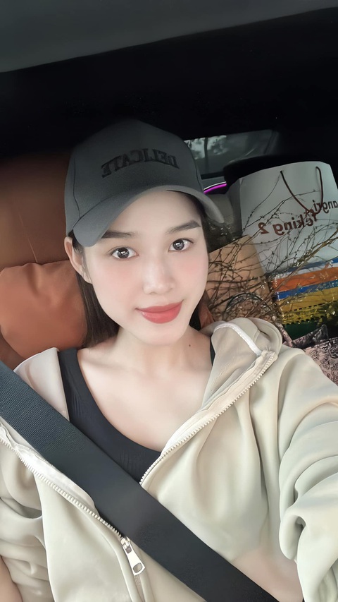 Đỗ Thị Hà khoe hóa đơn sắm Tết 'dài cả mét' khiến netizen hoa mắt- Ảnh 1. Hoa hậu Đỗ Thị Hà tự lái xe về quê ăn Tết, hàng ghế phía sau chất đầy đồ Tết